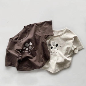 Flach liegende Baumwoll-T-Shirts in Kaffee und Creme mit geschwungenem Saum und Druck
