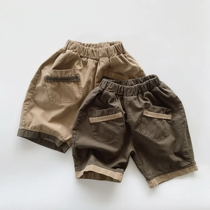 Vue détaillée du short en coton avec bordure contrastée et taille élastique