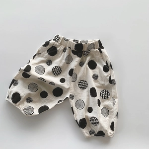 Détail du pantalon enfant en coton flammé respirant avec taille élastique et pois