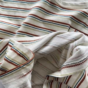 T-shirt rayé en coton pour enfants avec lignes multicolores et coutures soignées