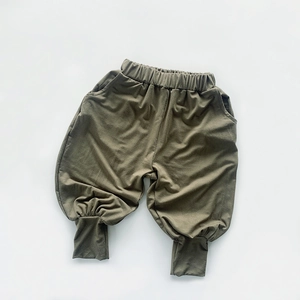 Pantalon enfant en coton vert olive avec taille élastique et chevilles resserrées