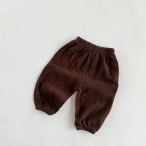 Detailansicht der kaffeebraunen Kinder-Mousselinehose mit elastischen Bündchen