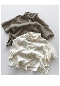 Détail montrant la texture du lin naturel et les poches boutonnées du short rétro