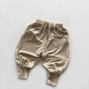 Détail du pantalon harem léger en coton pour enfants avec taille élastique en beige