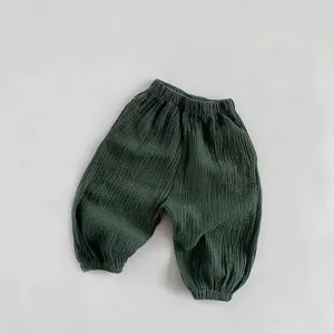 Detail der dunkelgrünen Doppel-Baumwollgaze-Kinderhose mit weicher Faltenstruktur