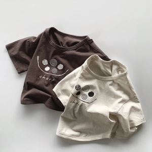 Detail der Baumwoll-T-Shirts für Kinder in Braun und Beige mit Rundhalsausschnitt