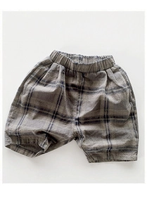 Détail du short à carreaux bleus en coton respirant pour enfant avec taille élastique