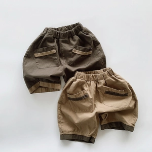 Détails du short en coton pour enfants avec poches contrastées et taille élastique souple