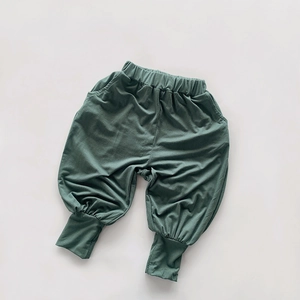 Vue détaillée du pantalon en coton vert sauge respirant avec taille élastique pour bébés