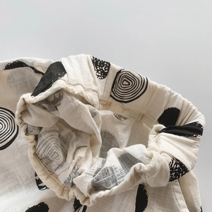 Détail de la taille élastique d'un pantalon en coton avec imprimé à pois abstrait