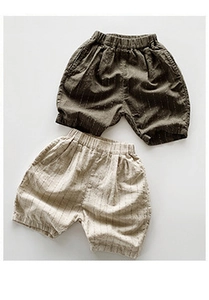 Détail de shorts rayés en coton pour enfants avec taille élastique en vert olive et beige