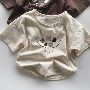 Flach liegende Kinder-T-Shirts aus Baumwolle in Creme und Dunkelkaffee mit Print