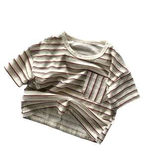 T-shirt rayé en coton pour enfants avec poche poitrine et coupe décontractée