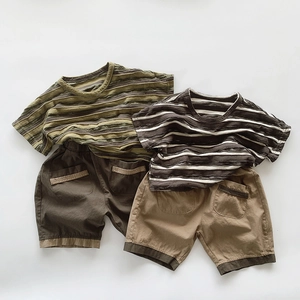 Deux ensembles d'été vintage en coton rayé pour enfants avec t-shirt et short