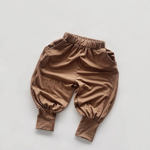 Détail du pantalon enfant en coton café avec taille élastique et chevilles côtelées