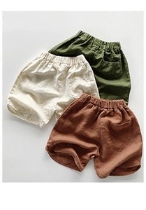 Détail de shorts en coton respirant pour enfants avec taille élastique en trois couleurs