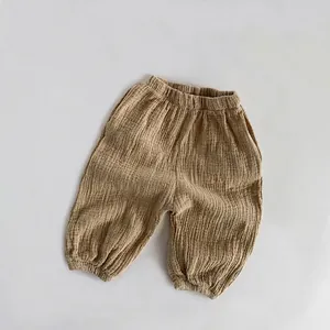 Makro-Detail von atmungsaktivem Baumwollstoff an Khaki-Kinder-Antimückenhosen