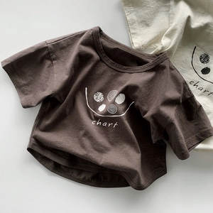 Detaillierte Flachbildaufnahme von Baumwoll-T-Shirts für Kinder in Braun und Beige