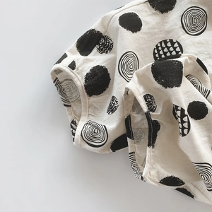 Pantalon enfant en coton bambou respirant avec pois noirs artistiques sur blanc