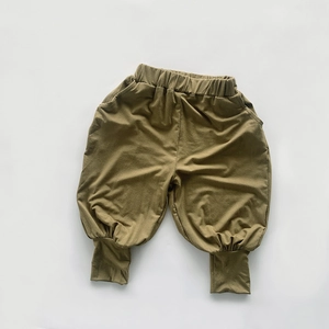 Détail du pantalon sarouel pour enfants en coton vert olive avec taille et chevilles élastiques