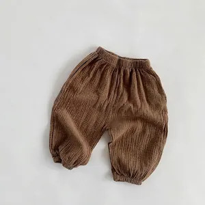 Details von brauner Musselin-Baumwollhose mit elastischem Bund und Bündchen für Kleinkinder