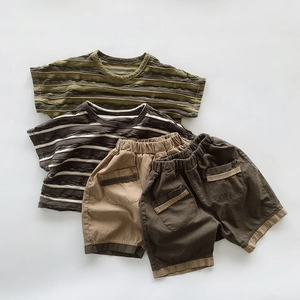 Détail de t-shirts en coton rayé et shorts cargo à taille élastique pour enfants
