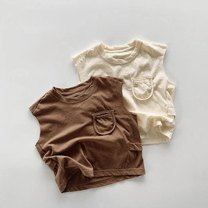 Détail de débardeurs en coton pour enfants avec texture et petite poche poitrine