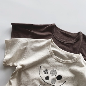 Detailansicht der Kinder T-Shirts aus Baumwolle in Braun und Weiß mit minimalistischem Druck