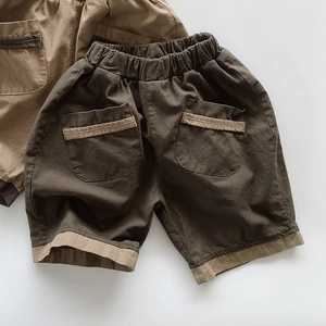 Détail à plat du short cargo pour enfant avec taille élastique et poches stylées