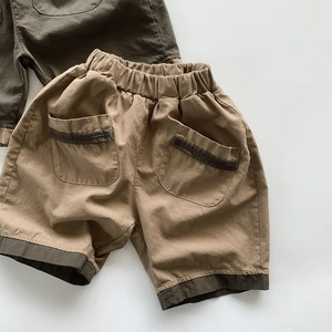 Détail du short en coton pour enfant avec taille élastique et coutures contrastées