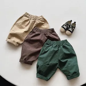 Détail de la taille élastique et des revers sur ce short en coton pour enfants