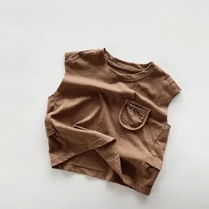 Vue détaillée de la texture du coton tricoté et poche poitrine sur gilet marron enfant