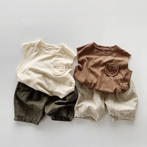 Détail d'ensembles sans manches pour enfants en coton et lin avec rayures et poche poitrine