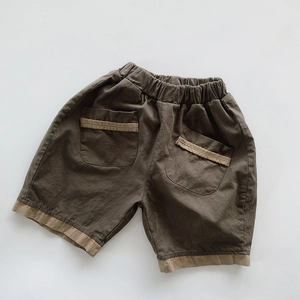 Détail du short cargo enfant en coton avec patchwork contrasté olive et kaki