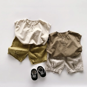 Ensemble d'été en coton et lin pour enfants avec shorts vintage dans des tons de terre