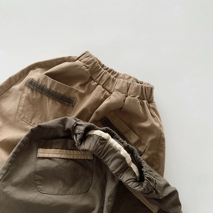 Shorts en coton pour enfants en kaki et vert avec taille élastique et poches contrastées