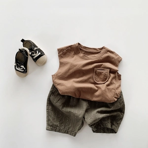 Détail de l'ensemble d'été en coton pour enfant avec t-shirt sans manches et short