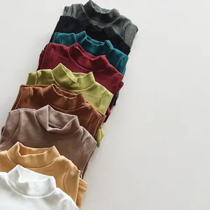 Detail von weichen Rollkragen-Shirts aus Baumwoll-Kaschmir in neun verschiedenen Farben