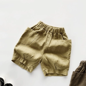 Gros plan détaillé du short en lin kaki pour enfants avec taille élastique et poches