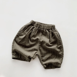 Dettaglio pantaloncini a righe bimbi in cotone e lino con vita elastica in verde oliva