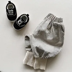 Ensemble pantalon sarouel côtelé géométrique enfant et chaussures en toile noire
