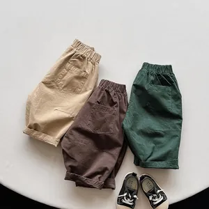 Shorts en coton pour enfants en kaki, marron et vert avec taille élastique en vue à plat