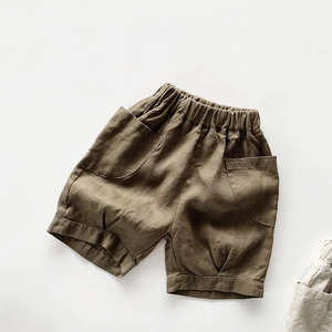 Détail de short en lin pour enfant avec taille élastique et poches vintage olive