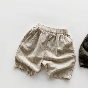 Dettaglio di pantaloncini in cotone e lino con motivo gessato e vita elastica