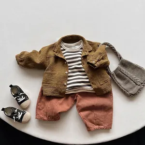 Tenue d'automne enfant avec chemise gaufrée et pantalon large en velours roux