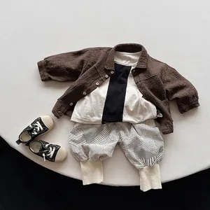 Ensemble trois pièces pour enfant avec veste marron et pantalon sarouel rayé