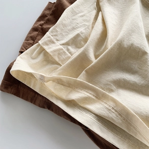 Détail de la double couture sur l'ourlet d'un débardeur en coton respirant pour enfants