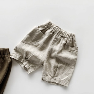 Détail de la texture en lin et de la taille élastique sur ce short pour enfants