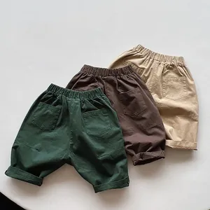Détails du pantalon enfant en toile de coton avec taille élastique et revers de jambe