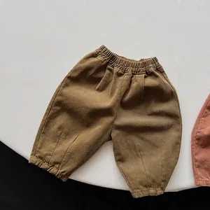 Détail de la taille élastique et des revers plissés du pantalon épais olive pour enfant